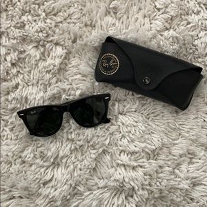 Ray-Ban Wayfarer in Black with Case